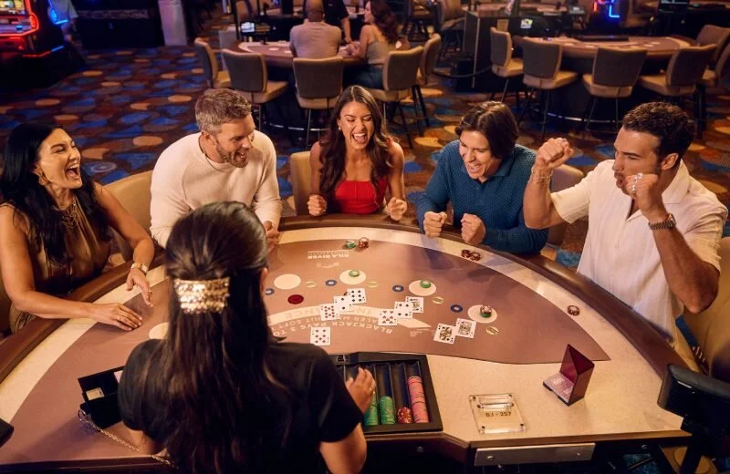 Mesa de casino clásica con ambiente de biblioteca