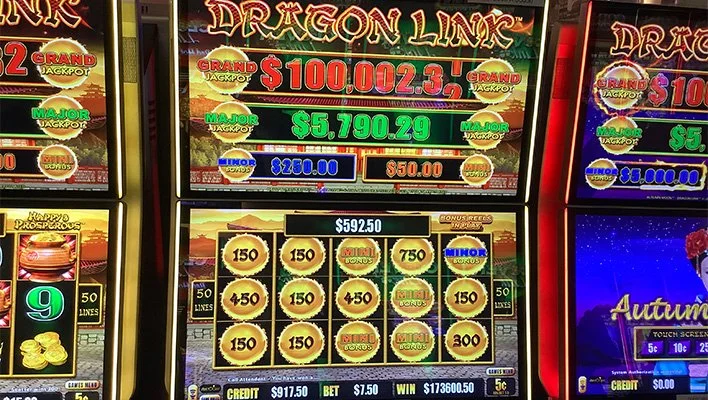 Jugador usando casino online en smartphone